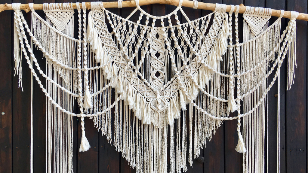 Přírodní barvy, které jsou pro macramé typické, sluší i minimalistickému a scandi interiéru. Velký macramé závěs na stěnu, 200 x 180 cm, prodává Fler.cz/woenix za 4999 Kč
Přírodní barvy, které jsou pro macramé typické, sluší i minimalistickému a scandi interiéru. Velký macramé závěs na stěnu, 200 x 180 cm, prodává Fler.cz/woenix za 4999 Kč