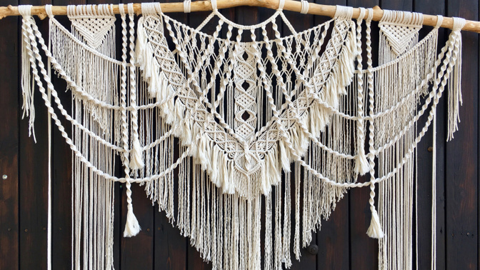 Přírodní barvy, které jsou pro macramé typické, sluší i minimalistickému a scandi interiéru. Velký macramé závěs na stěnu, 200 x 180 cm, prodává Fler.cz/woenix za 4999 Kč

