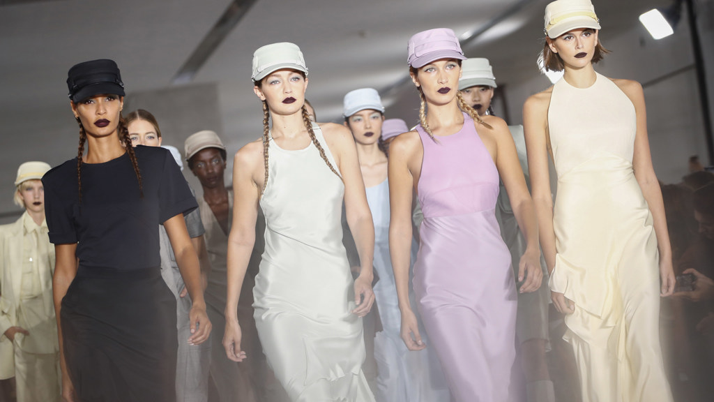 Max Mara představila na milánském fashion weeku kolekci ve stylu "bondovky"