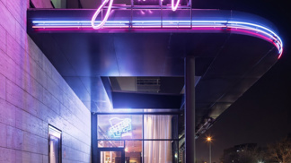 Zlato, samet a neon: Vstupte do brněnského baru, který vás ohromí! Zlato, samet a neon: Vstupte do brněnského baru, který vás ohromí!