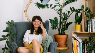 Zuz z Pokojovek ví, co rostliny potřebují. Společně s Anet a Rozi se snaží šířit zelenou osvětu.