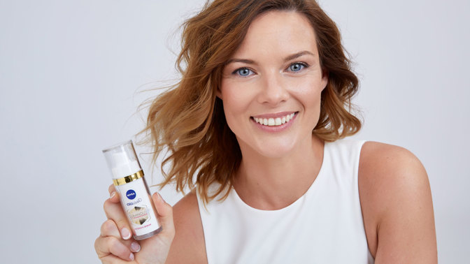 Nivea sérum s modelkou