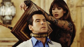 Sophie Marceau a Pierce Brosnan ve bondovce Jeden svět nestačí
