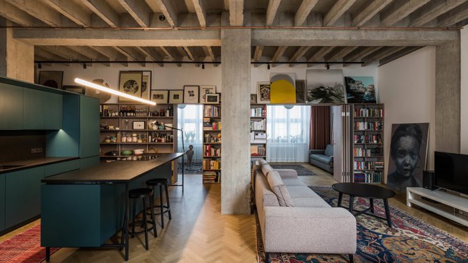 Surový betonový prostor slovenští architekti proměnili v útulný rodinný byt
