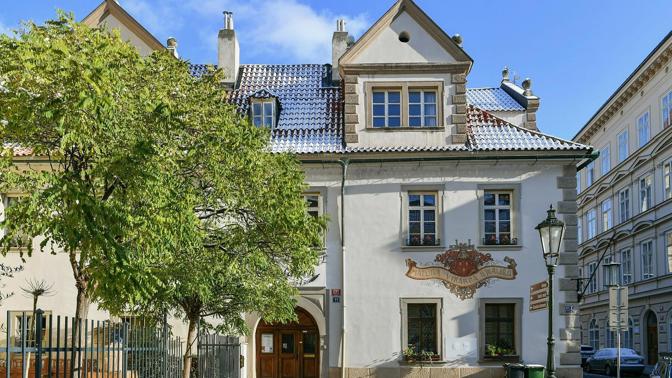 Jeden z nejhezčích renesančních domů na Malé Straně hledá nového majitele, těšit se může na restauraci i útulné byty
