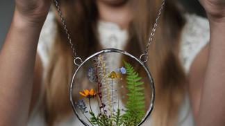 Zkombinujte různé sušené květiny, listy nebo kapradiny a vytvořte tak malou zahrádku. Foto: etsy.com
