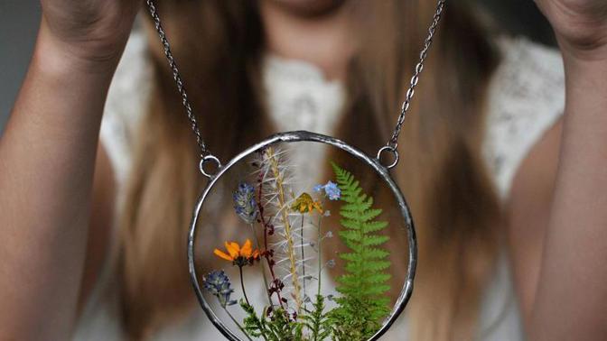 Zkombinujte různé sušené květiny, listy nebo kapradiny a vytvořte tak malou zahrádku. Foto: etsy.com
