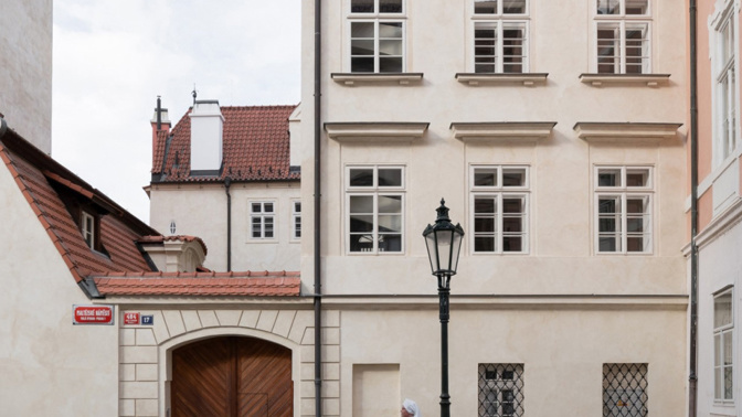 Architektka Tereza Scheibová se pustila do náročné rekonstrukce paláce, který nesl stopy historických kompromisů. Díky pečlivé spolupráci s památkáři se po letech podařilo vytvořit prostor, kde se moderní architektura harmonicky prolíná s barokním dědictvím.
Architektka Tereza Scheibová se pustila do náročné rekonstrukce paláce, který nesl stopy historických kompromisů. Díky pečlivé spolupráci s památkáři se po letech podařilo vytvořit prostor, kde se moderní architektura harmonicky prolíná s barokním dědictvím.