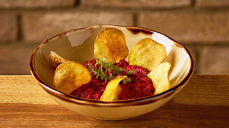 Řepa jinak. Ochutnejte červené pesto s bramborovými chipsy