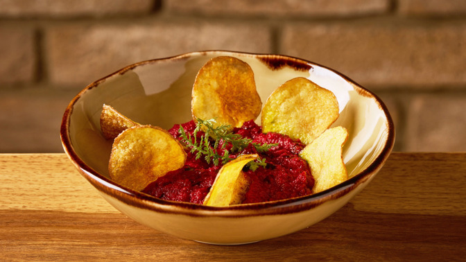 Řepa jinak. Ochutnejte červené pesto s bramborovými chipsy Řepa jinak. Ochutnejte červené pesto s bramborovými chipsy
