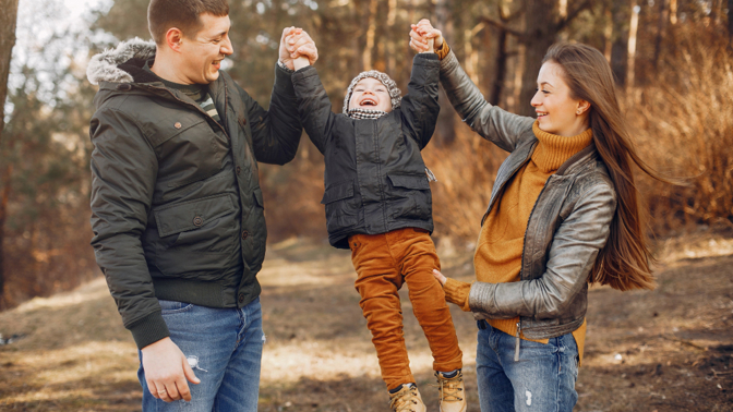 Výchova dětí bez přehnané kontroly - lighthouse parenting. Rodič je pro dítě jako maják.
