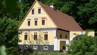 Rekonstrukce selského stavení na Broumovsku: Obklopené zelení tu stojí už bezmála 180 let

 
