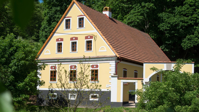 Rekonstrukce selského stavení na Broumovsku: Obklopené zelení tu stojí už bezmála 180 let

 
