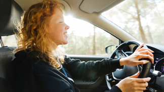 Mladá žena řídí auto. Mladá žena řídí auto.
