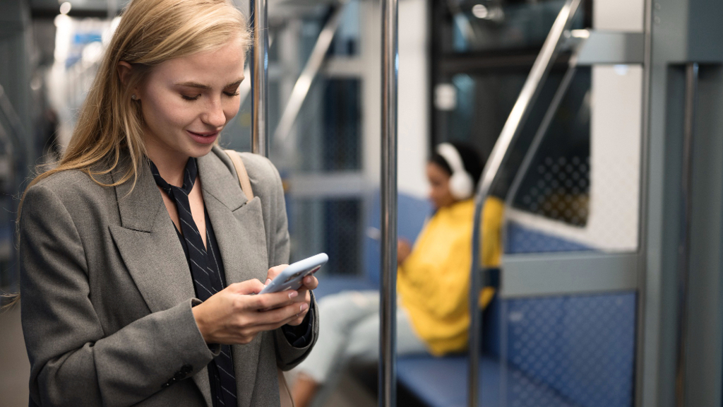Víte, kdo se vám dívá v metru přes rameno do mobilu? Opatrnost je na místě.
Víte, kdo se vám dívá v metru přes rameno do mobilu? Opatrnost je na místě.