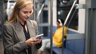 Víte, kdo se vám dívá v metru přes rameno do mobilu? Opatrnost je na místě.
