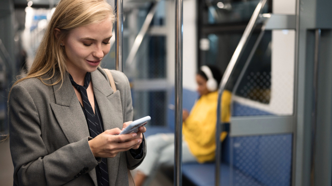 Víte, kdo se vám dívá v metru přes rameno do mobilu? Opatrnost je na místě.
