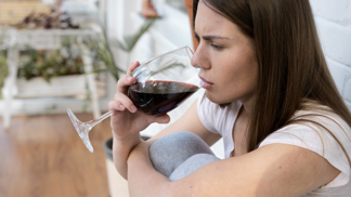 Ženy pijí alkohol častěji tajně Ženy pijí alkohol častěji tajně