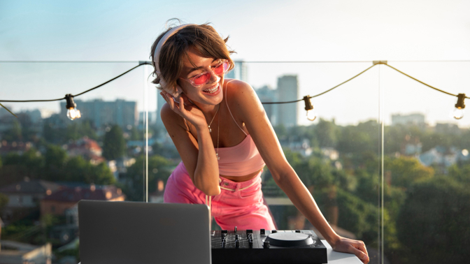 Znáte ranní party, neboli coffee raves? Začínají třeba v sedm ráno
