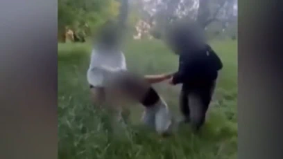FOTO: Teenagerky Vivien surově zbili, tahali za vlasy a kopali na zemi.