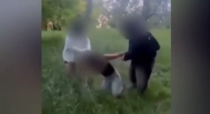 Teenagerky Vivien surově zbili, tahali za vlasy a kopali na zemi.
