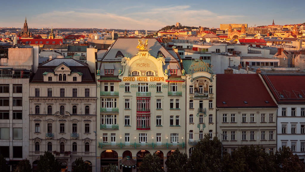 Po dekádě trvající rekonstrukci ožije budova legendárneho Grand Hotelu Evropa, který ve své největší slávě hostil ty nejvýznamnější osobnosti české historie. Hotel dnes spojuje kouzlo starého světa s novými odvážnými koncepty, čímž oživuje jedno z nejikoničtějších míst města a odráží jeho bohatou historii, pulzující kulturu a výtečnou gastronomii.
