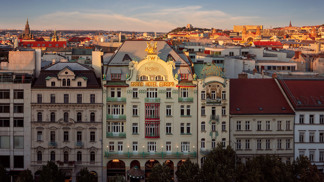 Po dekádě trvající rekonstrukci ožije budova legendárneho Grand Hotelu Evropa, který ve své největší slávě hostil ty nejvýznamnější osobnosti české historie. Hotel dnes spojuje kouzlo starého světa s novými odvážnými koncepty, čímž oživuje jedno z nejikoničtějších míst města a odráží jeho bohatou historii, pulzující kulturu a výtečnou gastronomii.
