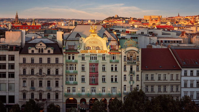 Po dekádě trvající rekonstrukci ožije budova legendárneho Grand Hotelu Evropa, který ve své největší slávě hostil ty nejvýznamnější osobnosti české historie. Hotel dnes spojuje kouzlo starého světa s novými odvážnými koncepty, čímž oživuje jedno z nejikoničtějších míst města a odráží jeho bohatou historii, pulzující kulturu a výtečnou gastronomii.
