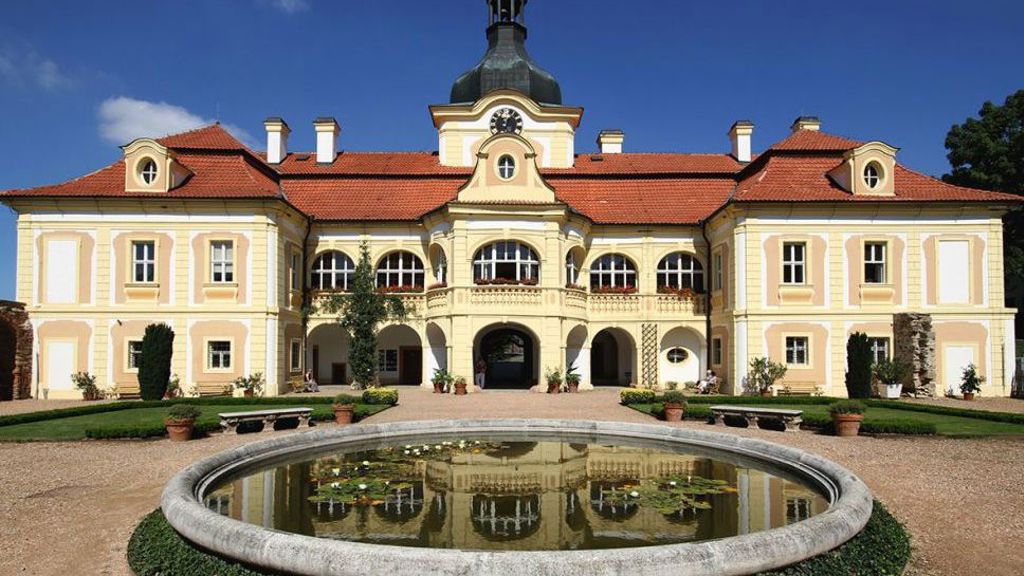Redakce časopisu Venkov & styl vyzpovídala kastelána zámečku v Nebílovech a pochopila, jaké kouzlo se za jeho zdmi skrývá. Nachází se ve vesnici, která leží zpola v kopci, zpola v údolí a je malebná. Západočeská. Nicméně zámeček je její hlavní oázou, lákadlem i kulturním centrem.
Redakce časopisu Venkov & styl vyzpovídala kastelána zámečku v Nebílovech a pochopila, jaké kouzlo se za jeho zdmi skrývá. Nachází se ve vesnici, která leží zpola v kopci, zpola v údolí a je malebná. Západočeská. Nicméně zámeček je její hlavní oázou, lákadlem i kulturním centrem.