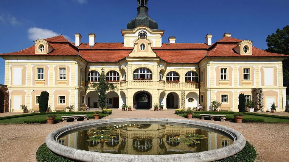 Redakce časopisu Venkov & styl vyzpovídala kastelána zámečku v Nebílovech a pochopila, jaké kouzlo se za jeho zdmi skrývá. Nachází se ve vesnici, která leží zpola v kopci, zpola v údolí a je malebná. Západočeská. Nicméně zámeček je její hlavní oázou, lákadlem i kulturním centrem.