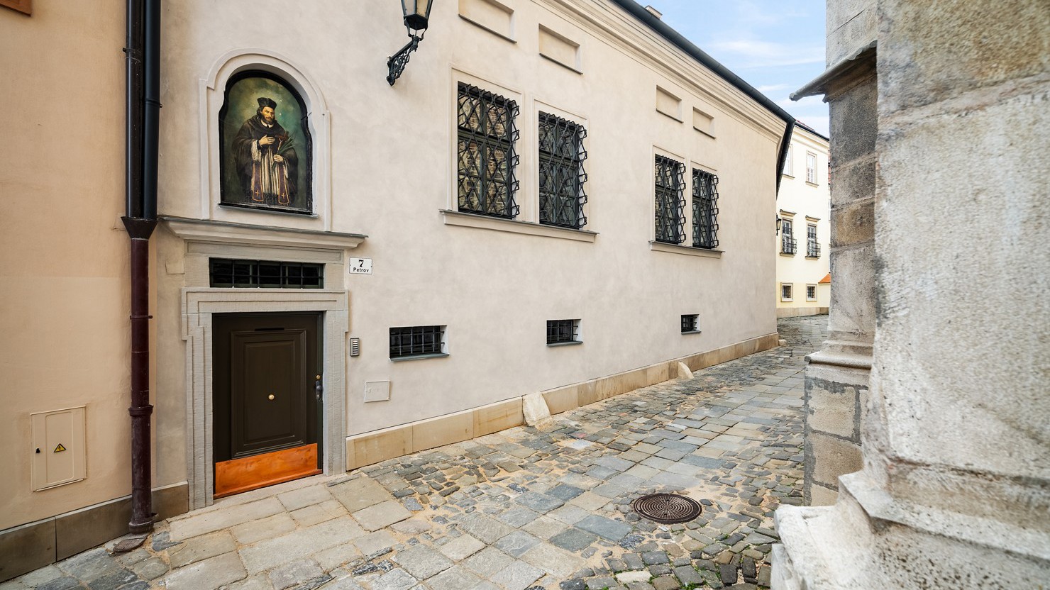 Tajemství Kanovnického domu: Středověké hradby i moderní architektura v srdci Brna