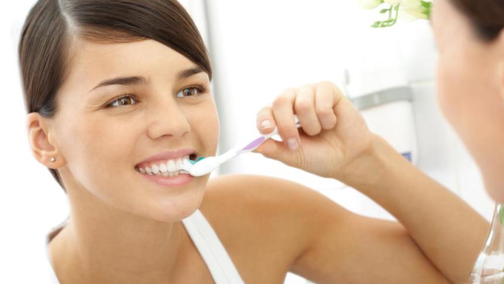 5 pomůcek na dentální hygienu, které bychom měli používat
