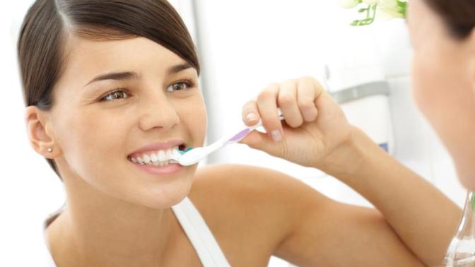5 pomůcek na dentální hygienu, které bychom měli používat