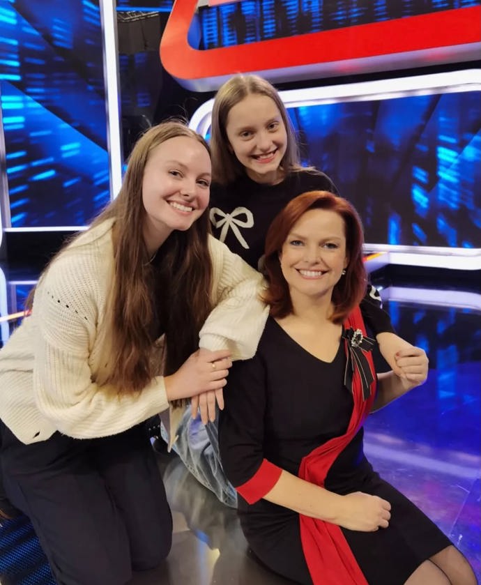 Starší i mladší dcerka nedávno Kvízovou dámu doprovodily na natáčení Superlovu. 
