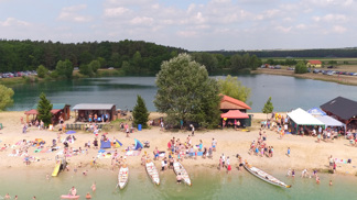Voda průzračná jako u moře kousek od Prahy? Češi začínají navštěvovat Konětopy