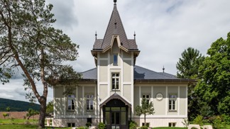 Rekonstrukce vily Karolinenhoff je důkazem, že spojení historického odkazu, současného designu a kvalitního řemesla může vytvořit výjimečný obytný prostor s duší, který ctí své kořeny a otevírá se novým příběhům.
