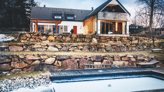 Na vysněném místě postavili moderní stavební, nakonec využili i starou maringotku