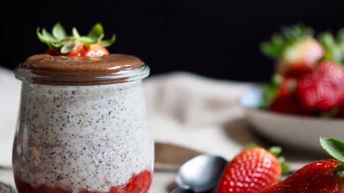Recept: Maková kaše s mandlovým máslem a jahodami