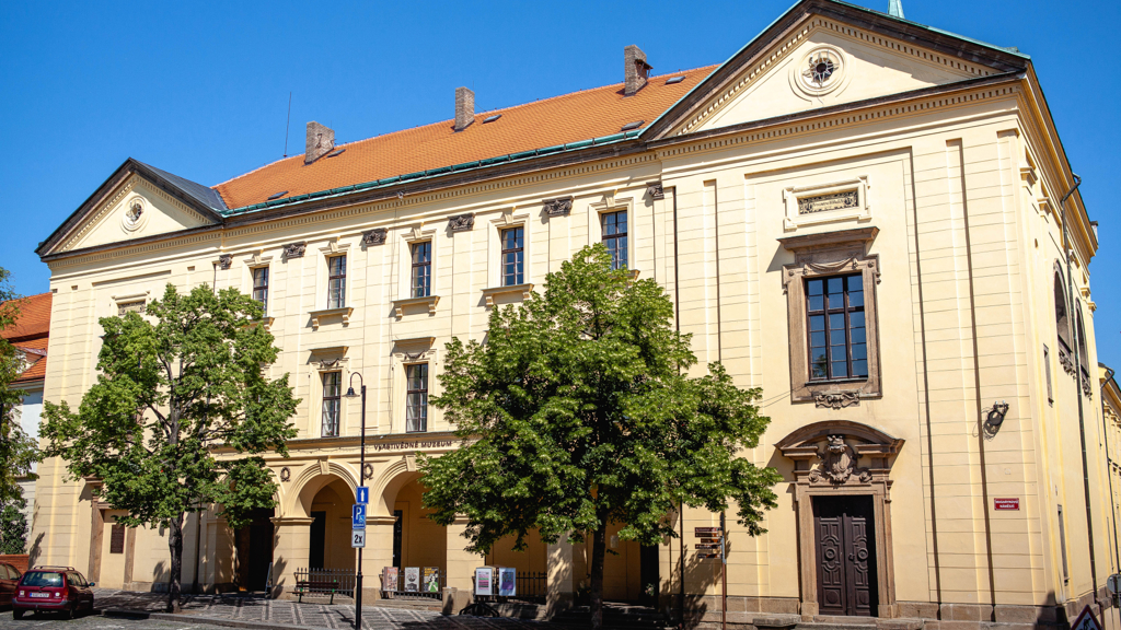 Vydejte se za slaným pramenem, sbírkou slánek a tajemným menhirem.
