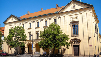 Vydejte se za slaným pramenem, sbírkou slánek a tajemným menhirem.
