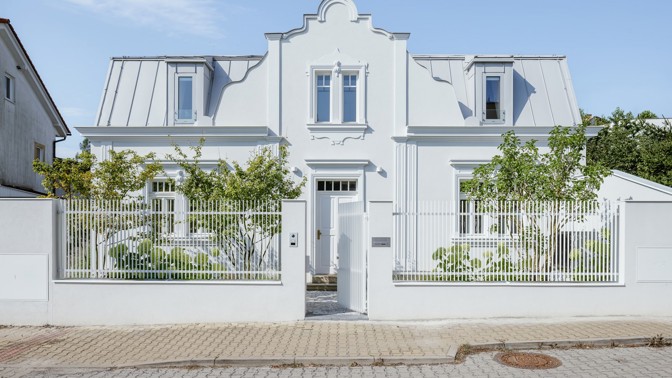 Pražský dům, který původně hrozil zřícením, dostal novou šanci