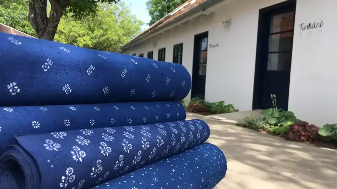 Poctivé řemeslo, které předčí moderní design: Modrotisk ožívá a vrací do módy krásu tradice