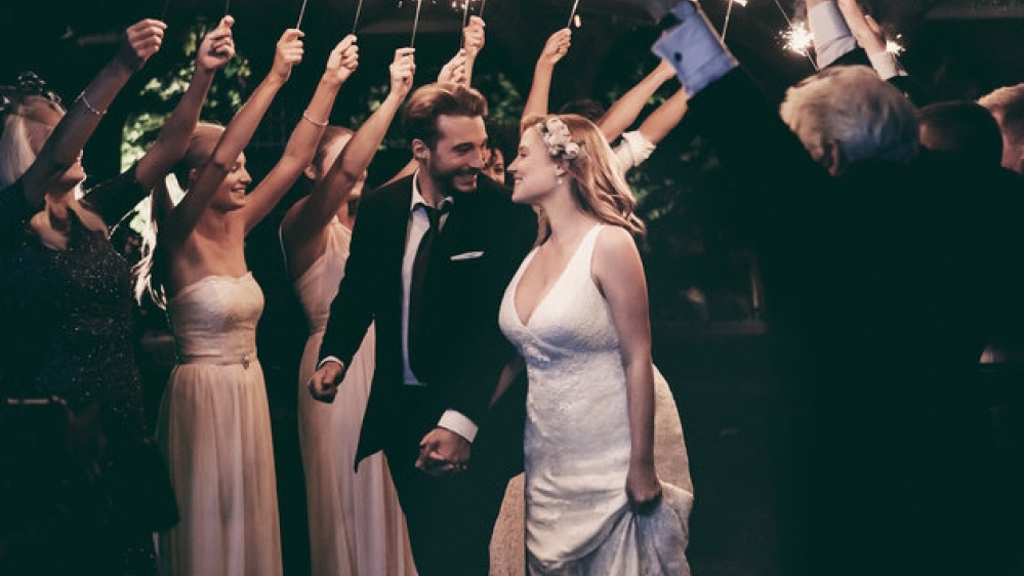 Plus-size modelka září v kampani slavného prodejce svatebních šatů Plus-size modelka září v kampani slavného prodejce svatebních šatů