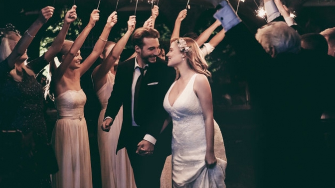 Plus-size modelka září v kampani slavného prodejce svatebních šatů Plus-size modelka září v kampani slavného prodejce svatebních šatů