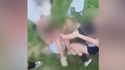 FOTO: Agresoři nutili zraněnou dívku klečet na kolenou a ponižovali ji.