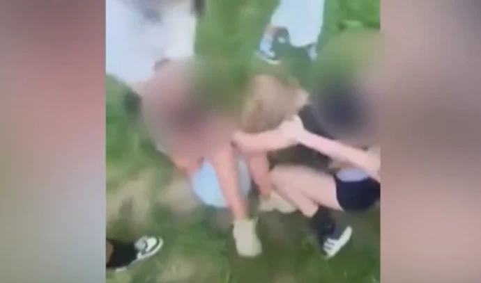 Agresoři nutili zraněnou dívku klečet na kolenou a ponižovali ji.