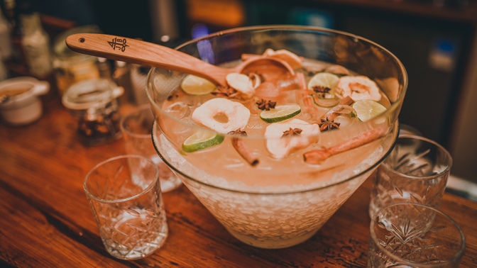 Vánoční bowle se skořicí, badyánem a mandlovým sirupem Vánoční bowle se skořicí, badyánem a mandlovým sirupem