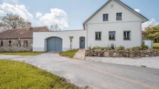 Apartmán se dvěma ložnicemi, obývací částí i kuchyňkou nabízí komfort i svobodu. Ideální pro rodiny nebo menší skupinku přátel, kteří chtějí být spolu, ale přesto mít svou zónu. Doplňkově se tu snadno ubytuje až šest osob.
