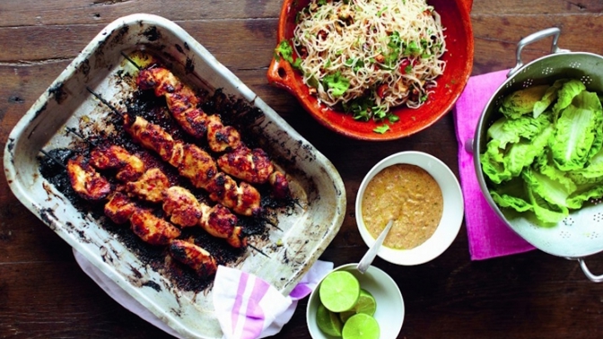 MENU PODLE JAMIEHO OLIVERA: Kuřecí špízy & omáčka satay & ohnivý nudlový salát
