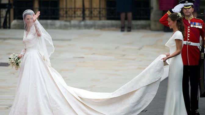 FOTO: Vévodkyně Kate nebo Kim Kardashian? Která slavná nevěsta oblékla nejhezčí šaty?